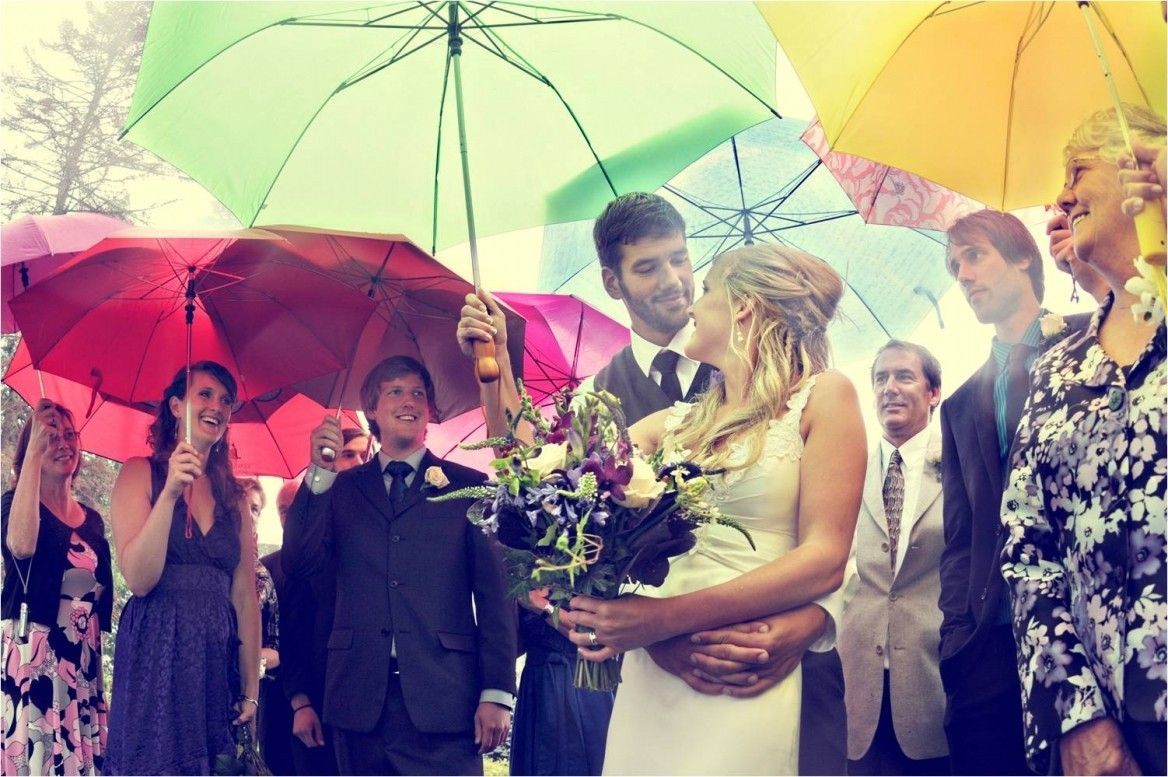 bruidspaar_gasten_regen_trouwdag