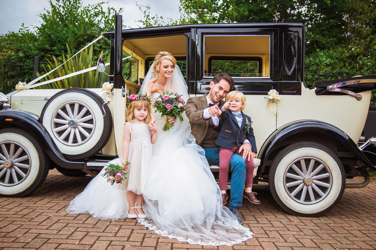 trouwauto_bruidspaar_kinderen