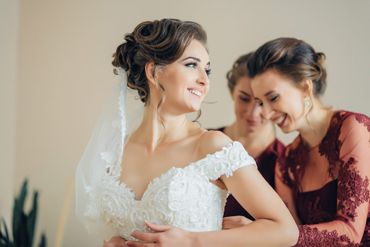 bruid-maakt-zich-klaar-met-beste-vriendinnen-voor-de-bruiloft